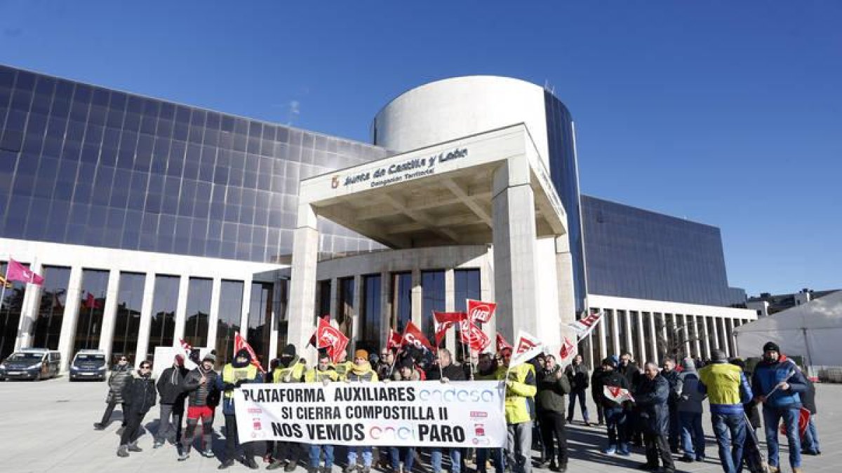 Concentración de los trabajadores de las Auxiliares de la Central Térmica de Compostilla frente a la Delegación Territorial de la Junta en León