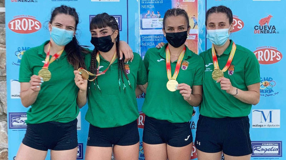 Las atletas del ULE Sprint lucen sus medallas. DL