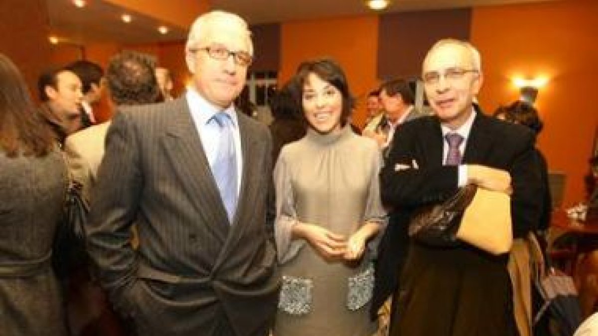 Isabel Pérez, anoche entre el presidente de la Audiencia Provincia, García Prada, y el procurador Ta