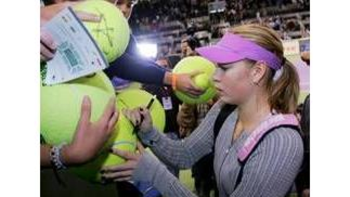 Sharapova firma unas pelotas de aficionados en el torneo
