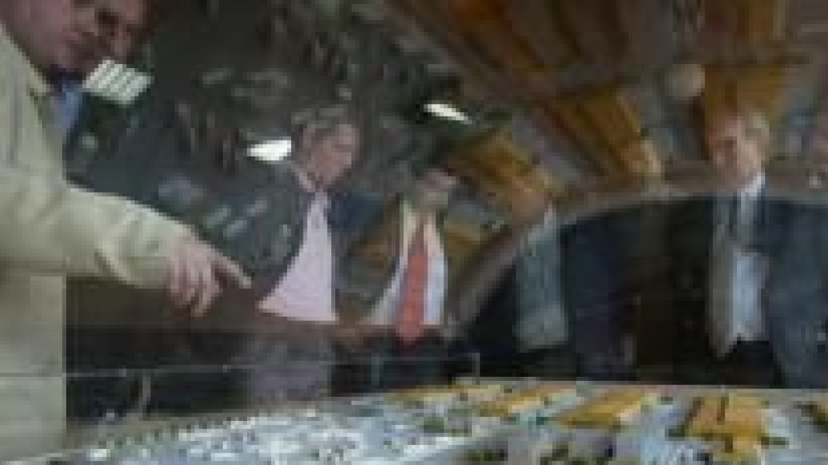 Las autoridades que asistieron a la presentación observan la maqueta del proyecto