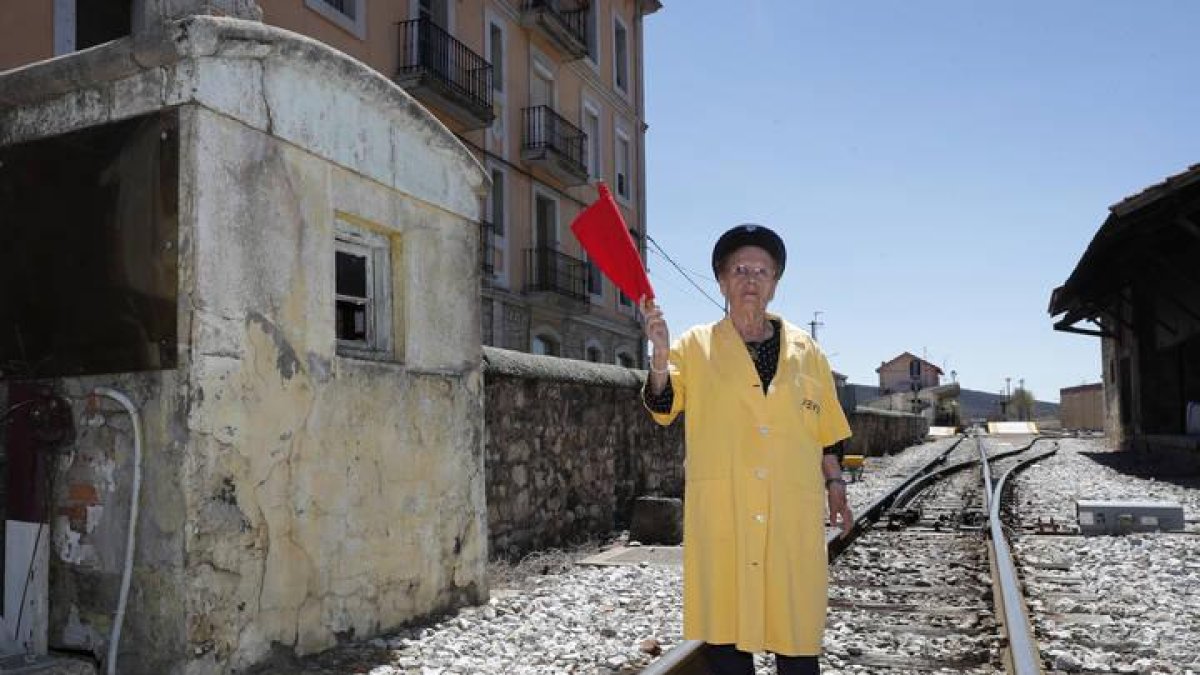 Felicidad Díez Álvarez rememora sus años guardabarrera en Sorriba, en el Museo del Ferroviario de Cistierna. JESÚS F. SALVADORES
