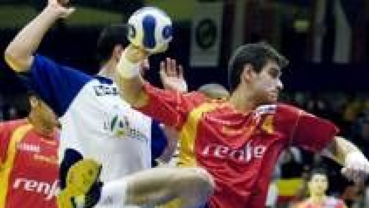 El pivote del Ademar, Julen Aginagalde, lanzando a puerta durante el partido de ayer ante Francia