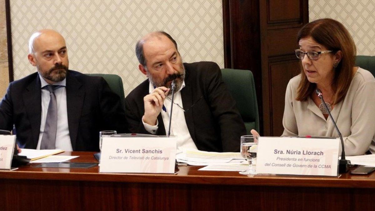 Saül Gordillo, director de Catalunya Ràdio; Vicent Sanchis, director de TVC, y Núria Llorach, presidenta en funciones de la CCMA, el viernes, 19,en la comisión de control de la corporación en el Parlamen