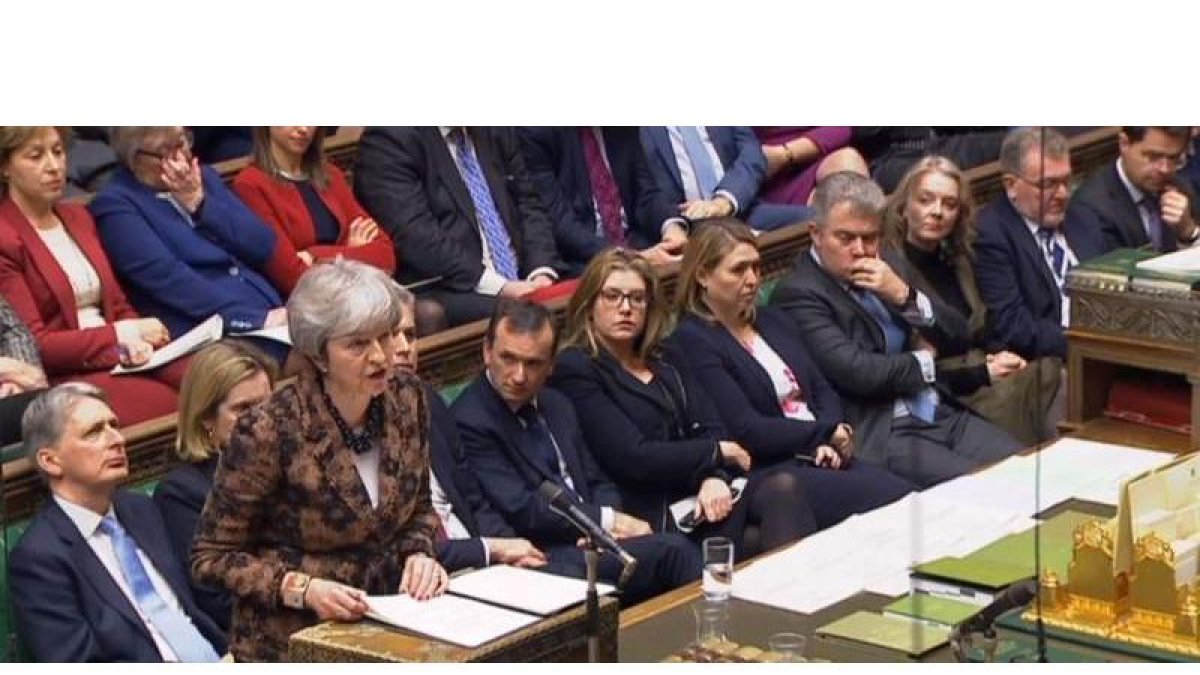 La primera ministra británica, Theresa May, presenta en el Parlamento en Londres su plan B para el ‘brexit’. EFE