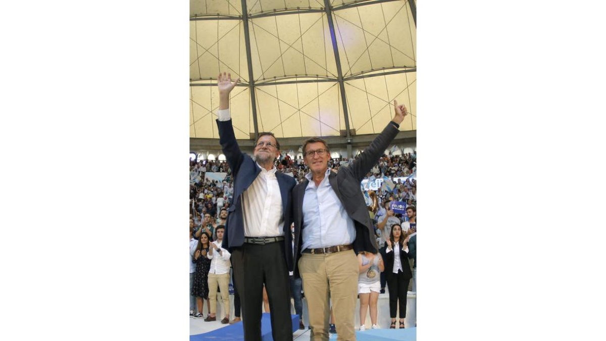 Rajoy y Feijóo, durante un acto de la campaña electoral. LAVANDEIRA JR