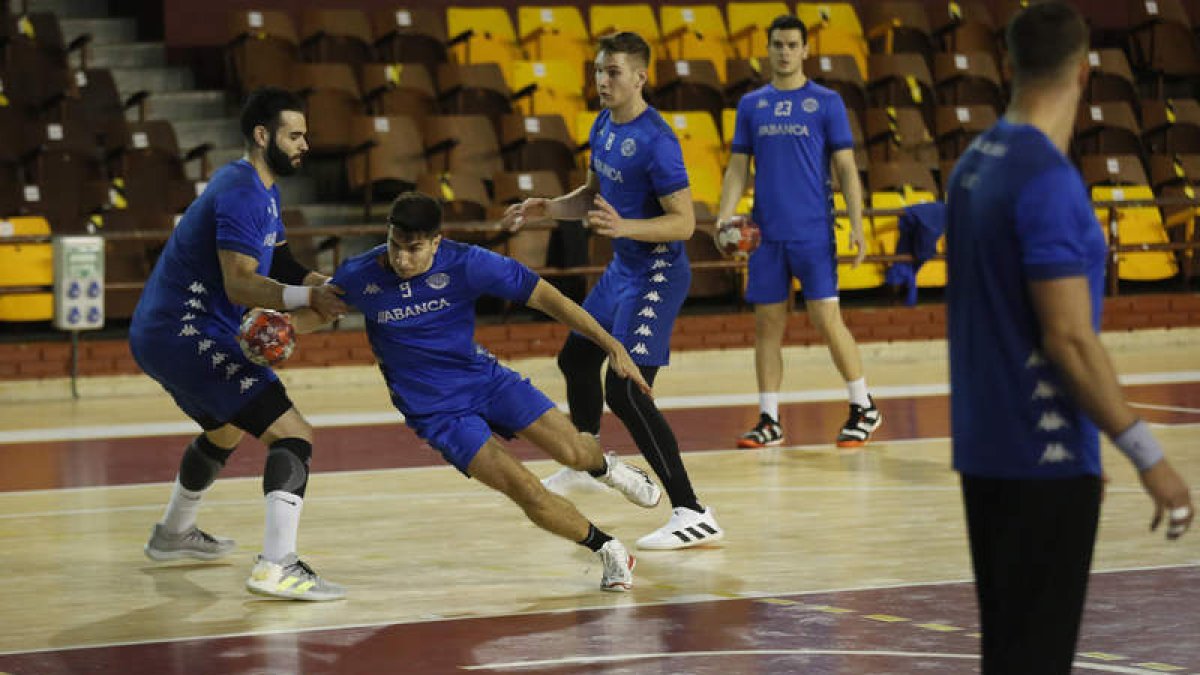 Los jugadores del Abanca Ademar llevan diez días sin entrenamientos grupales. FERNANDO OTERO
