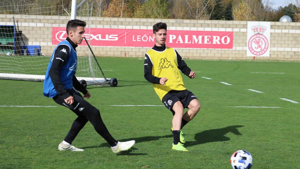 Toni Abad, a la derecha, en un entrenamiento con la Cultural. DL