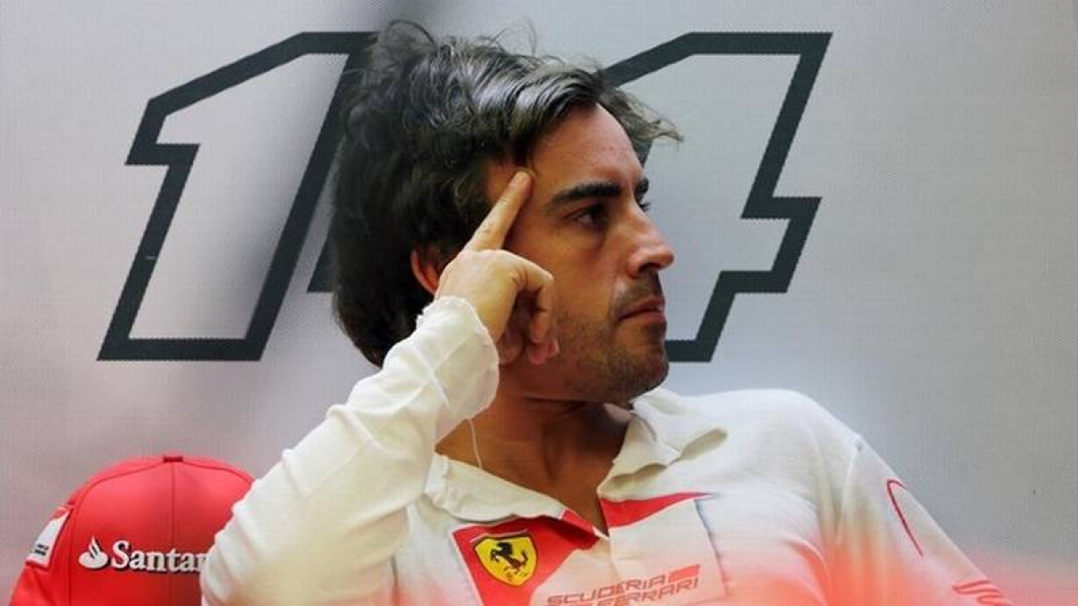 Fernando Alonso, con gesto de preocupación en el box de Ferrari.