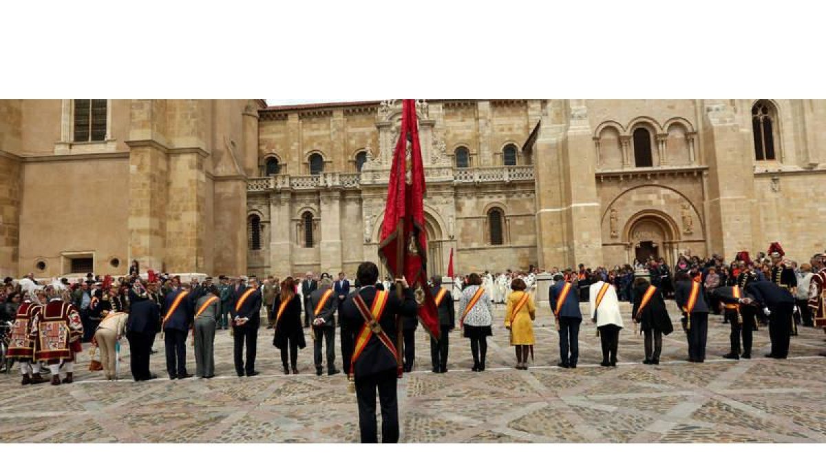 La corporación municipal realiza una de las tres cabezadas con las que se pone fin al tradicional acto de San Isidoro