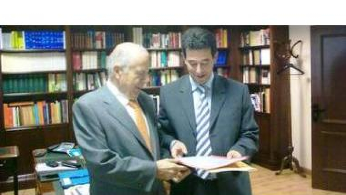 El Procurador del Común, Javier Amoedo, recibe de manos del edil leonesista, Luis Herrero, la queja