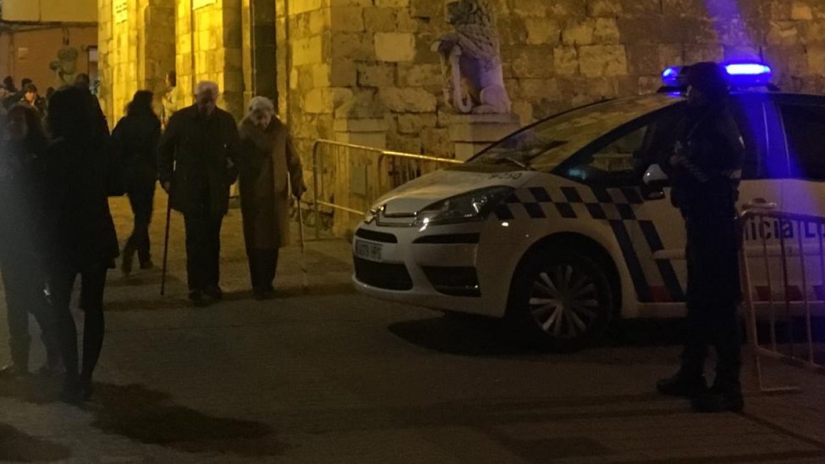 Una patrulla en el acceso al Grano desde la iglesia del Mercado