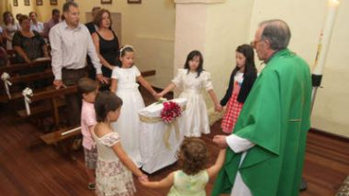 María Alaiz Martín celebra su Primera Comunión.