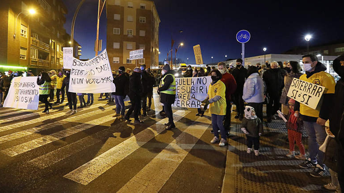 Vecinos de Trobajo ante uno de los puentes que estigmatizan el desarrollo urbano equilibrado del área metropolitana. MARCIANO PÉREZ