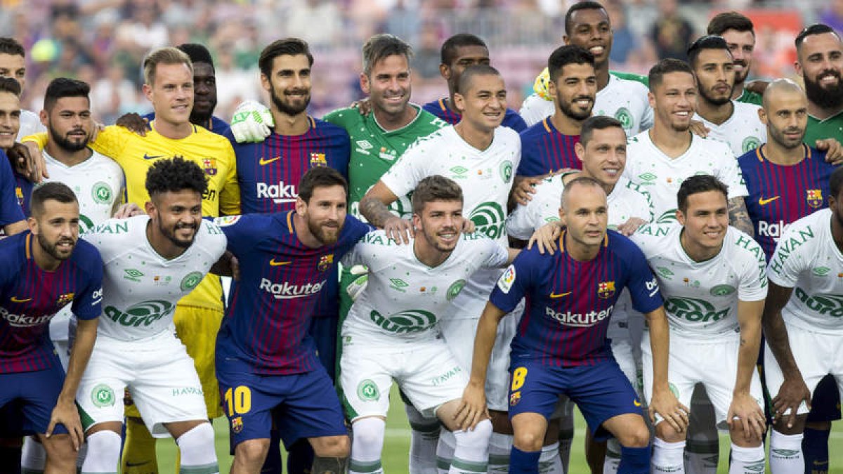 Los jugadores del Barça y Chapecoense posan juntos. GARCÍA