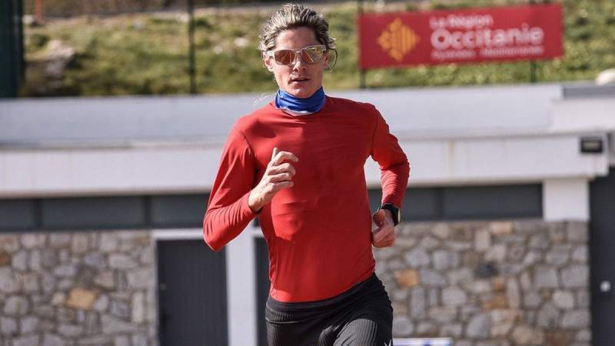 El atleta leonés Roberto Aláiz hizo un tiempo de 14:42 en la San Silvestre de El Masnou. DL