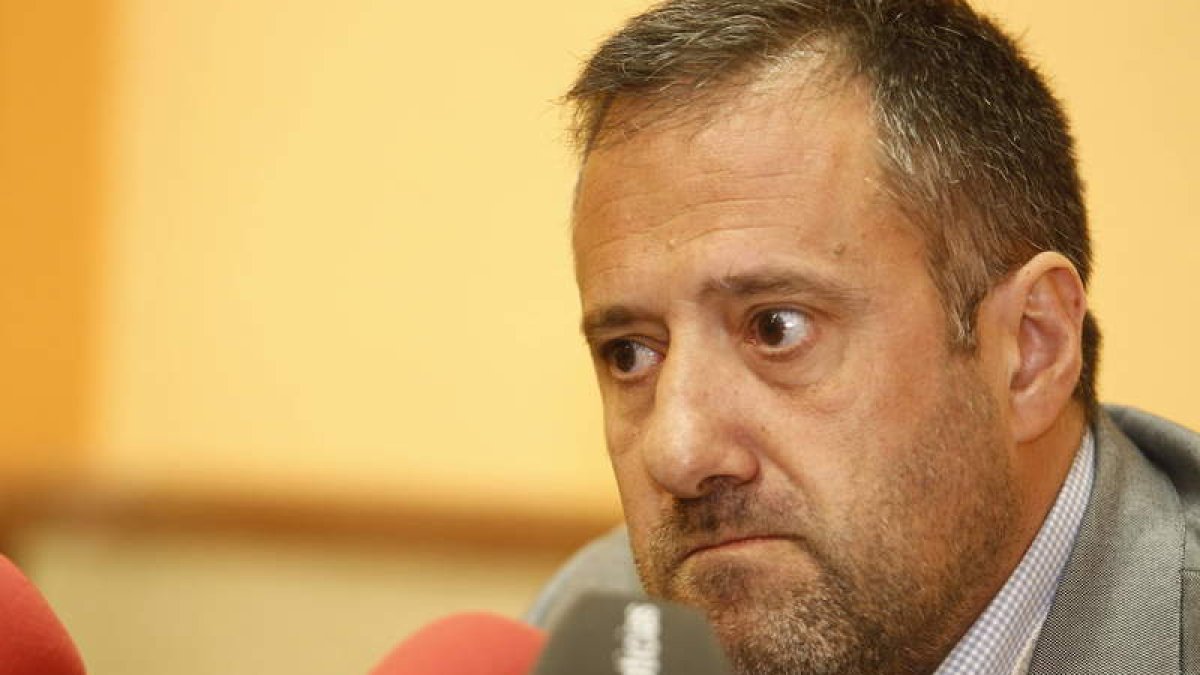 Carlos Pollán, el día que oficializó su dimisión como presidente del Ademar.