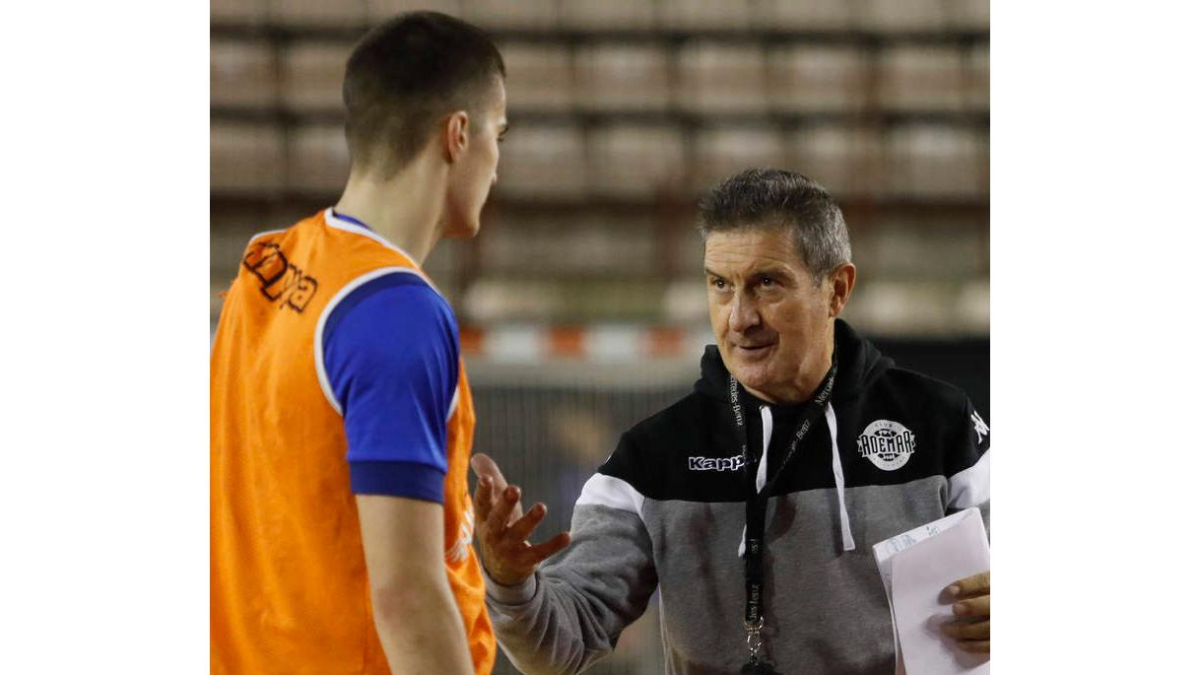 Gostovic, junto a Cadenas, durante un entrenamiento. JESÚS F. S.