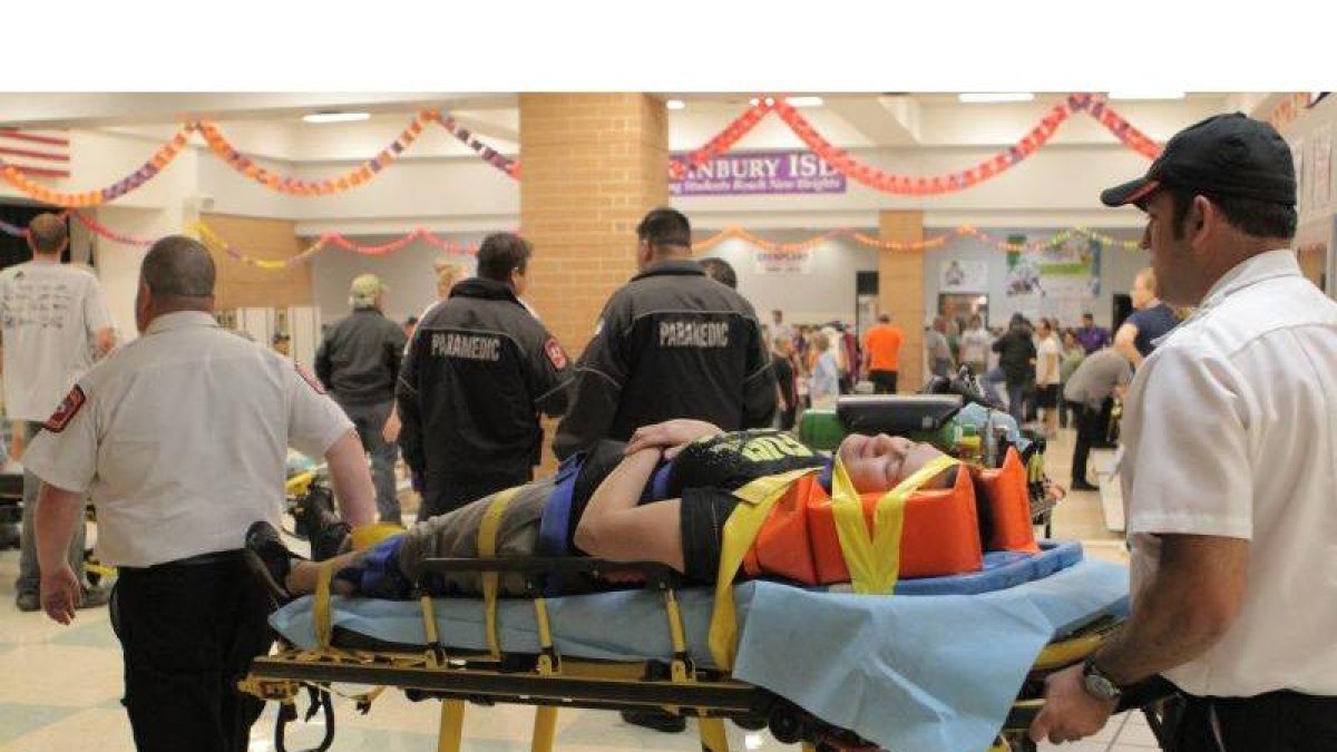 Un persona herida que resultó herida a causa del tornado es trasladada al hospital.