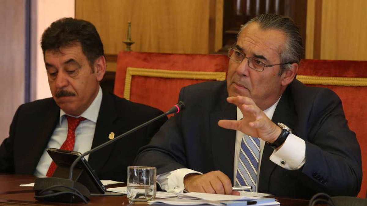 El concejal de Hacienda, Agustín Rajoy, a la derecha, defendió ayer el plan de ajuste durante el debate del pleno .
