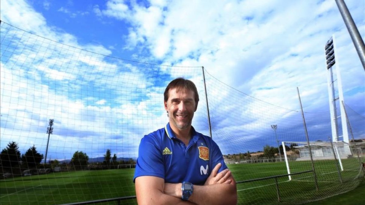 Julen Lopetegui posa en  la ciudad deportiva de la federación en Las Rozas.