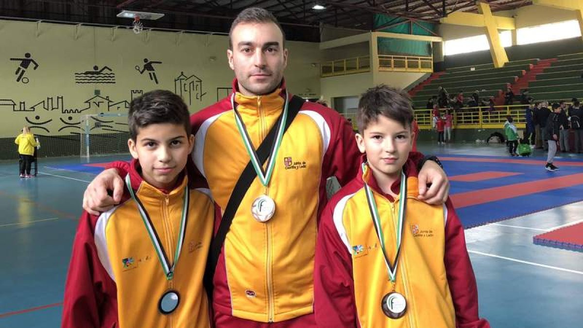 Los karatecas leoneses posan con su entrenador con la medalla de bronce obtenida. DL
