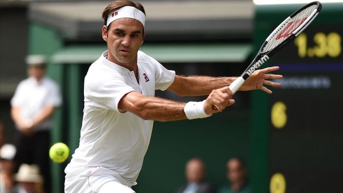 Federer devuelve un revés, en su partido con Mannarino en Wimbledon.