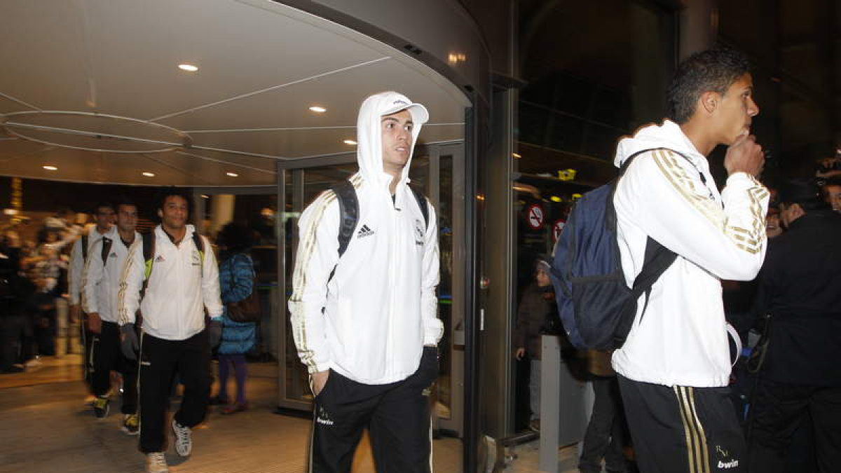 Varane y Cristiano salen del aeropuerto de León en 2011 para ir en autobús hasta Ponferrada JESÚS F. SALVADORES
