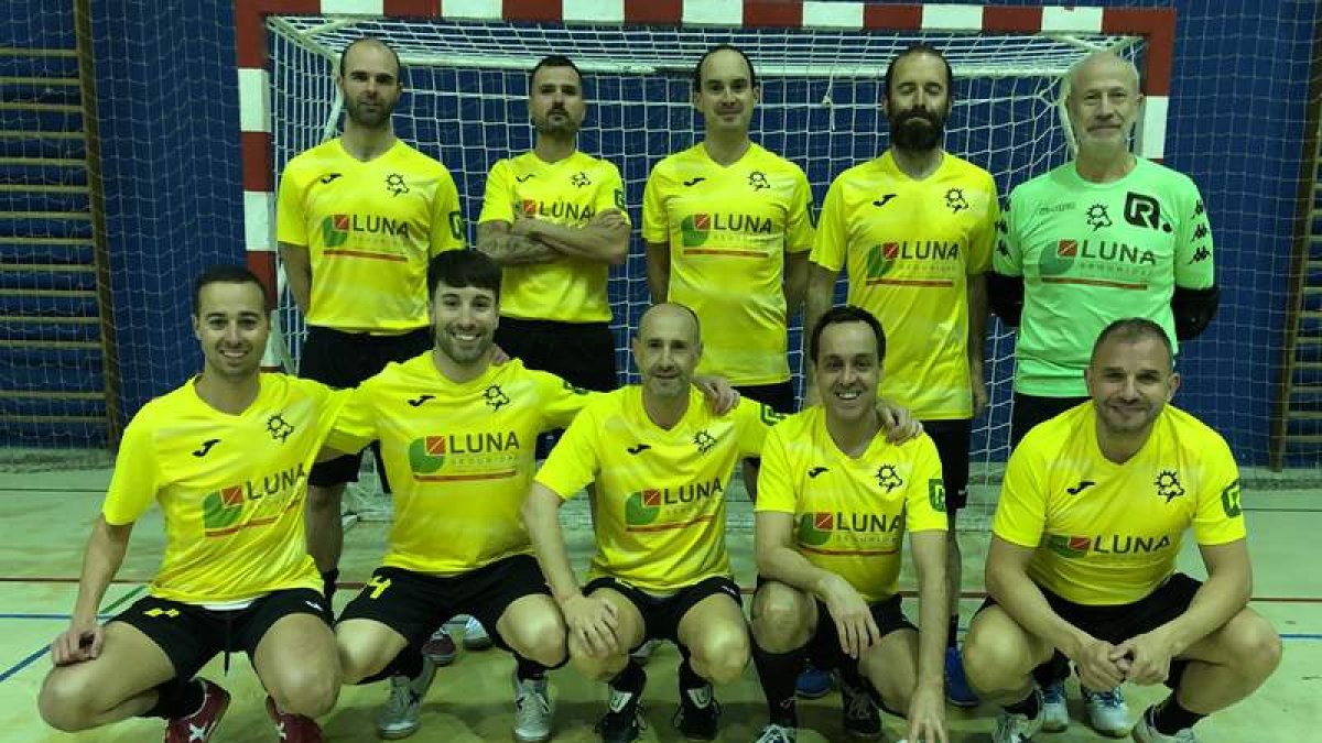 Formación del equipo del Luna Seguridad que disputa la Liga Veteranos de León. DL