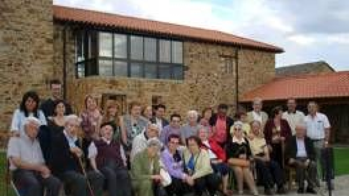 Los participantes en la iniciativa posaron en el patio del palacio