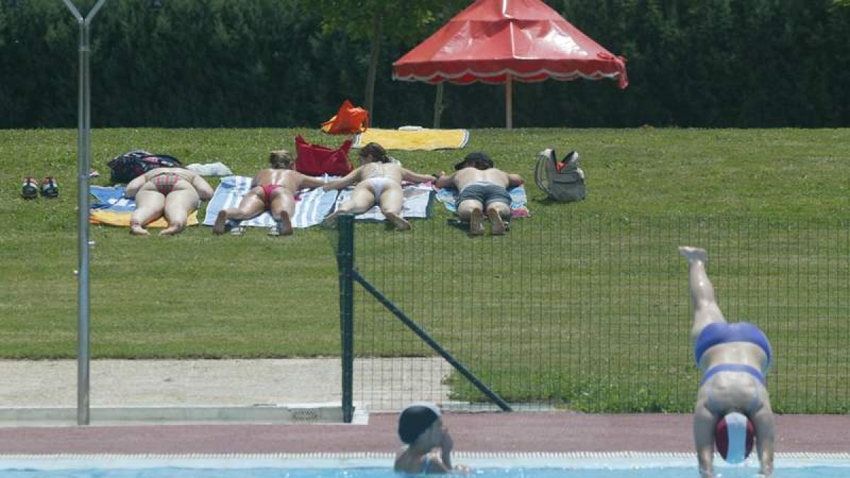 Instalaciones de la piscina municipal de verano de la Palomera, una de las ubicadas en León capital.