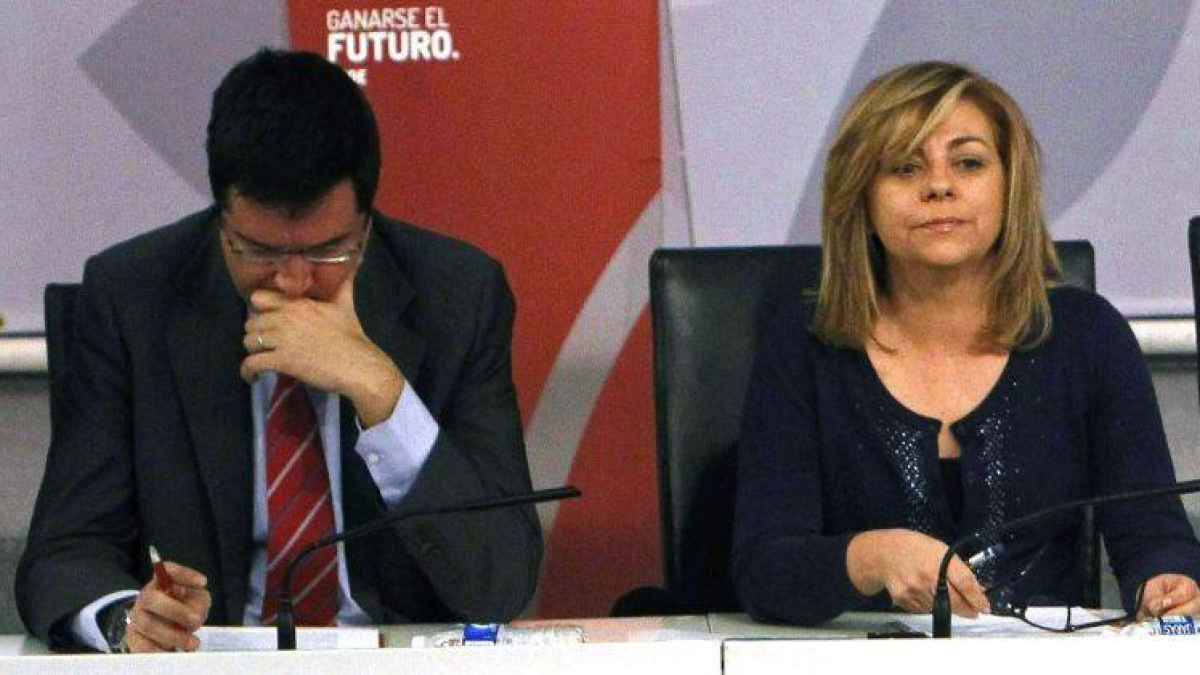 Elena Valenciano, junto a Óscar López, durante la Ejecutiva Federal del PSOE, ayer.