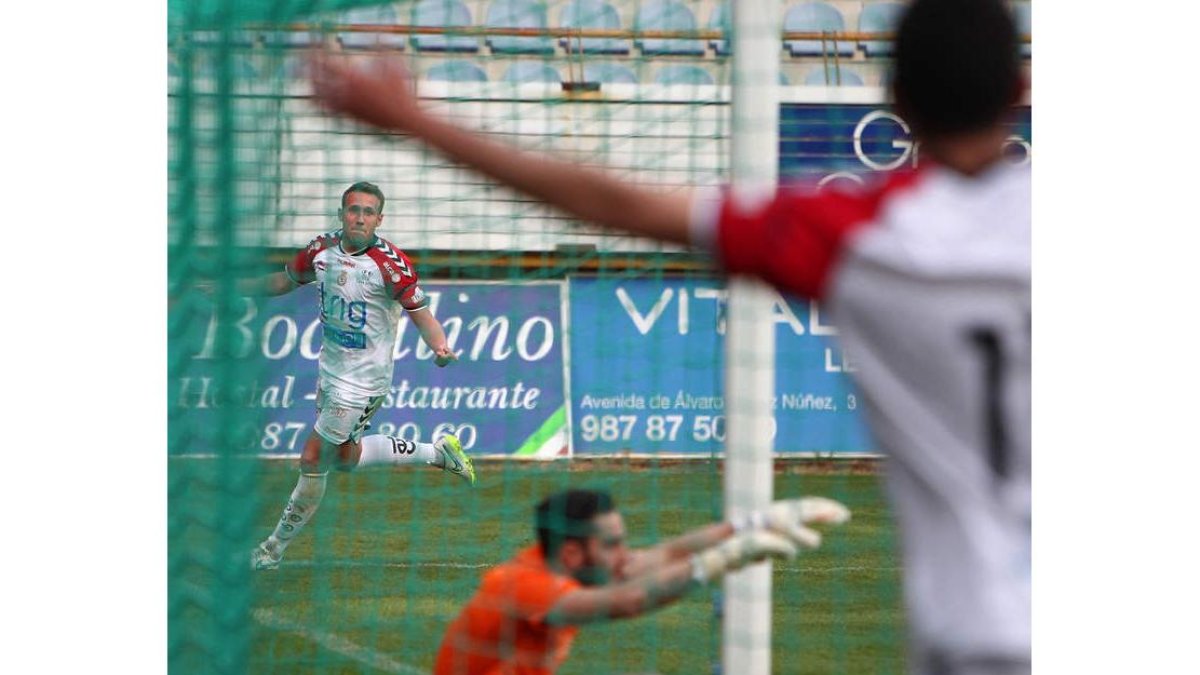 Aketxe celebra el segundo gol de la Cultural, con Viti de espaldas en primer término de la imagen y el meta rival abatido