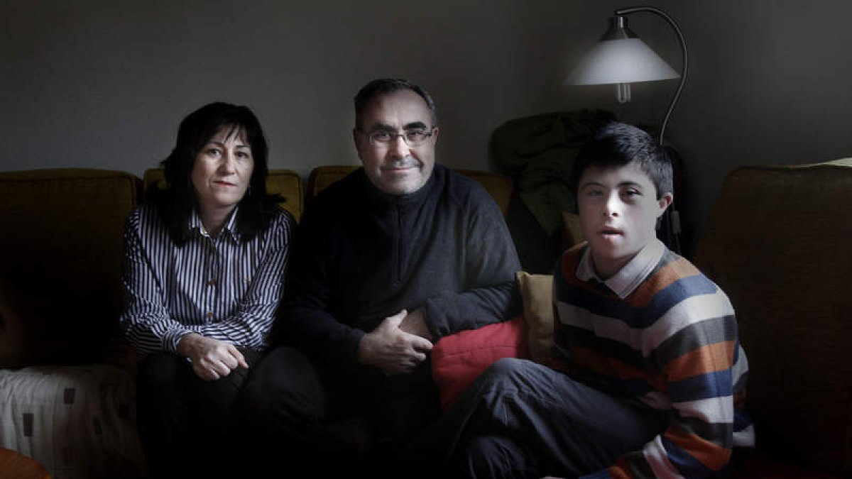 Lucía Loma y Alejandro Calleja con su hijo Rubén, para quien exigen educación inclusiva.
