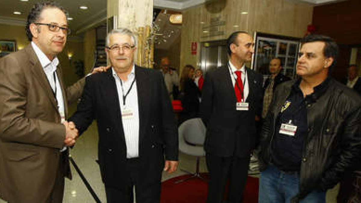 Javier Chamorro y Guillermo Tejerina se saludan al final del congreso del domingo.