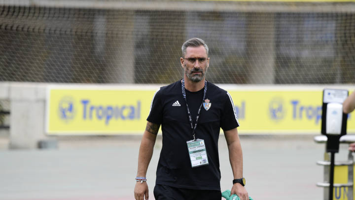 JON ANDONI PÉREZ BOLO, ENTRENDOR DE LA DEPORTIVA PONFERRADINA . SABRINA