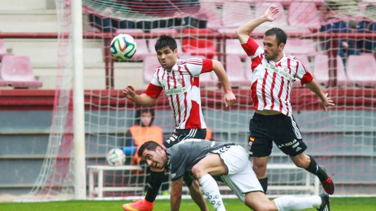 Viti trata de incorporarse durante un lance del partido.