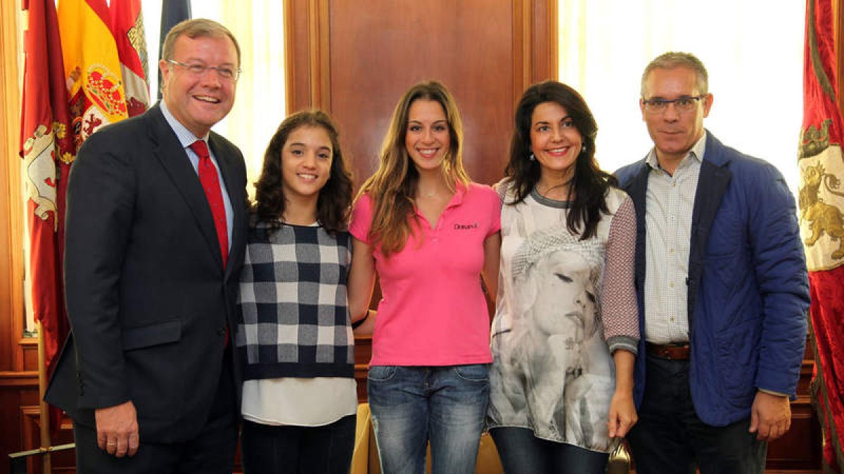 Antonio Silván, Sara, Carolina, Ruth y López Benito en la recepción de ayer en el Ayuntamiento.