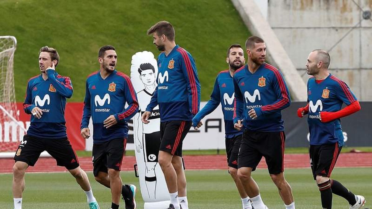 La selección española realizó un entrenamiento de recuperación a puerta cerrada tras el partido disputado ante Suiza. EFE