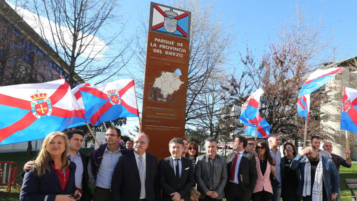 Integrantes de la corporación, del PB y coalición bercianista, ayer tarde ante el monumento.