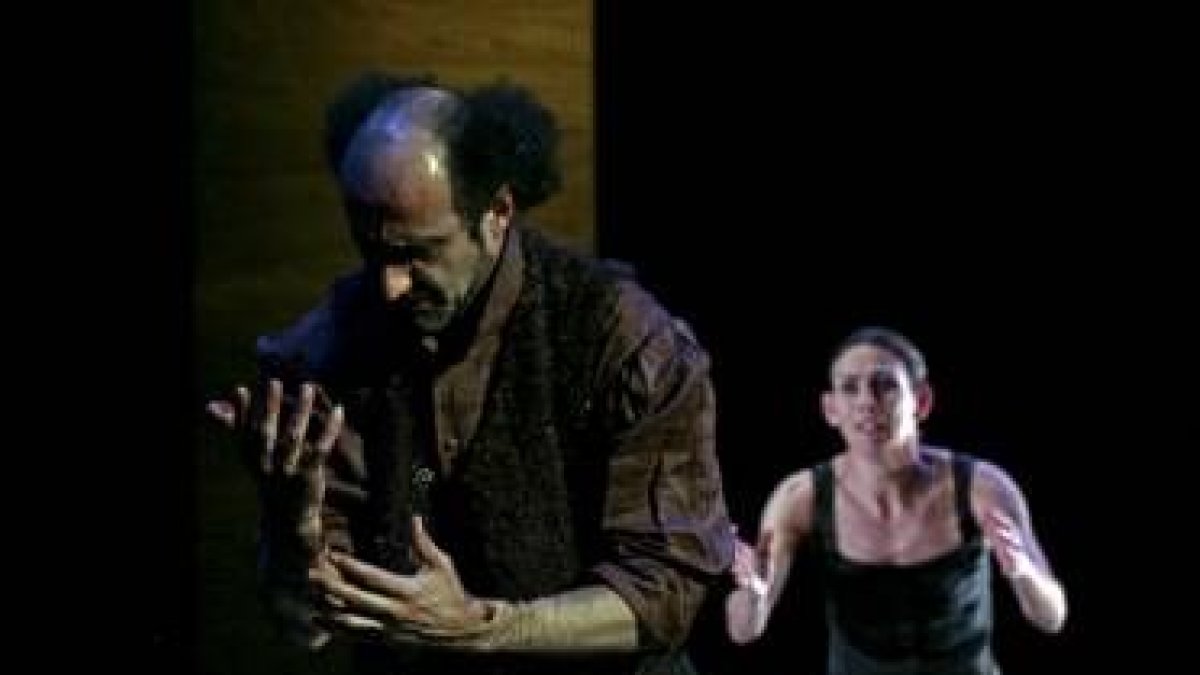 La puesta en escena, muy sintética y desnuda, juega con el espacio como un elemento más de la obra
