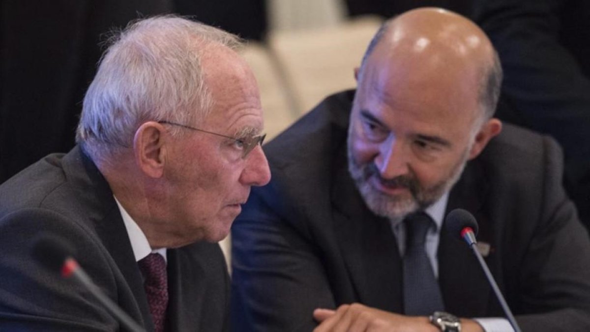 El ministro de Finanzas alemán, Wolfgang Schauble, conversa con el comisario europeo de Asuntos Economicos y Financieros, Pierre Moscovici, durante la reunion de los ministros de Economia y Finanzas de la zona de euro en Bratislava.