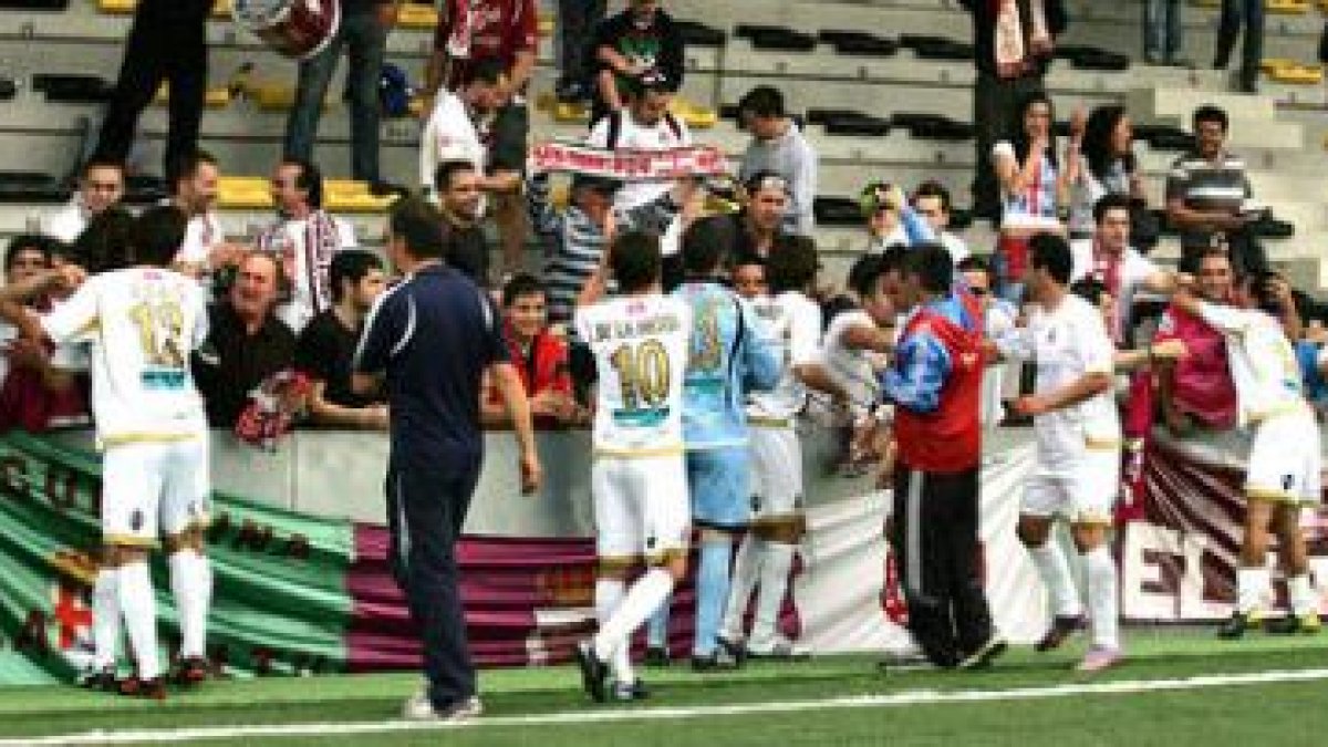 Los jugadores de la Cultural celebran con la afición leonesa desplazada hasta el campo Clemente Padi
