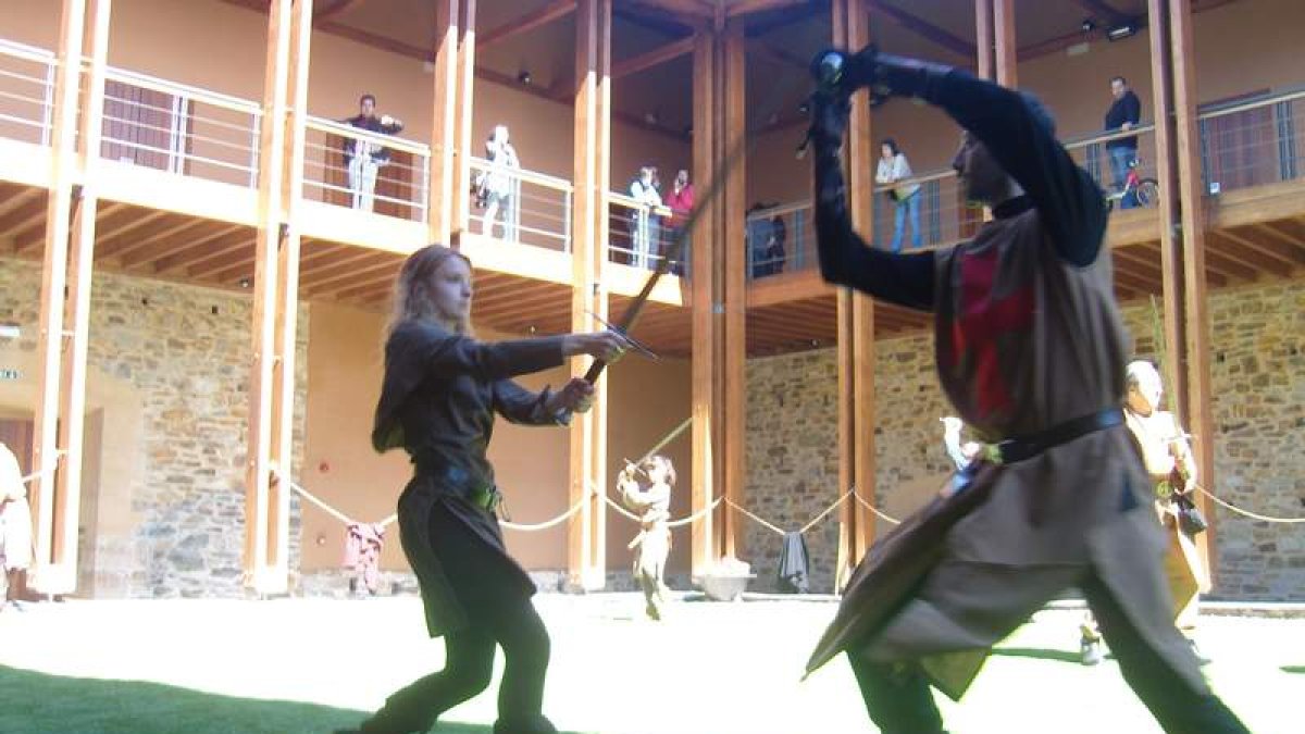 Exhibición de esgrima, el pasado año en el Castillo de Los Templarios de Ponferrada.