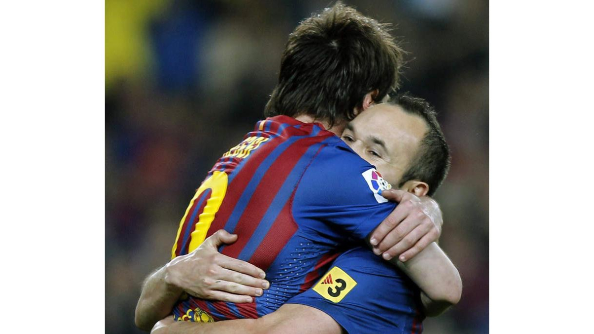 Lionel Messi celebra su gol, segundo de su equipo, junto a su compañero Andrés Iniesta.