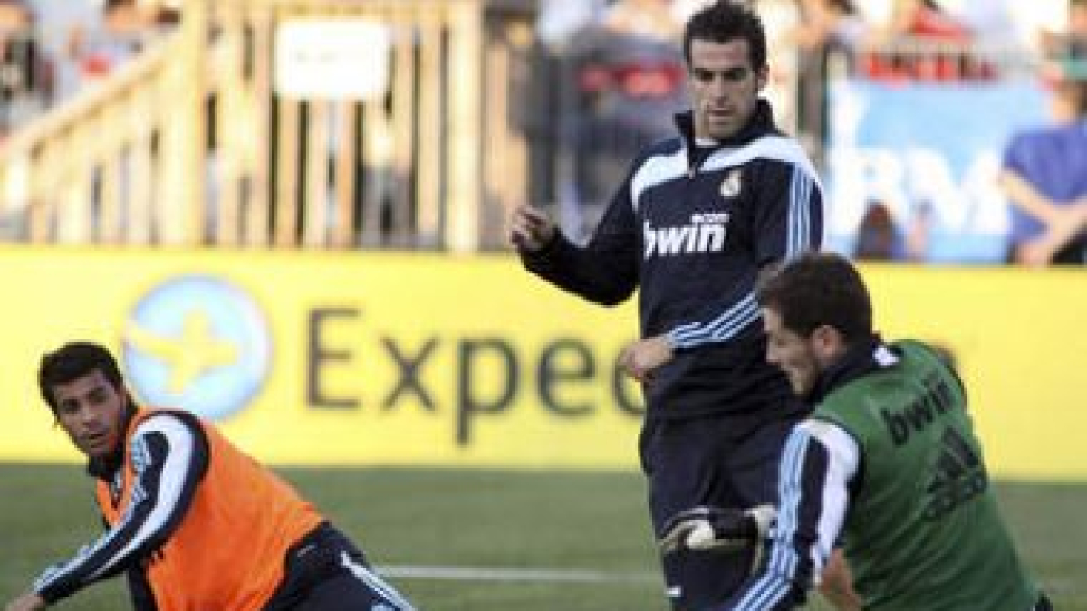 Negredo junto a Iker Casillas y Miguel Torres.