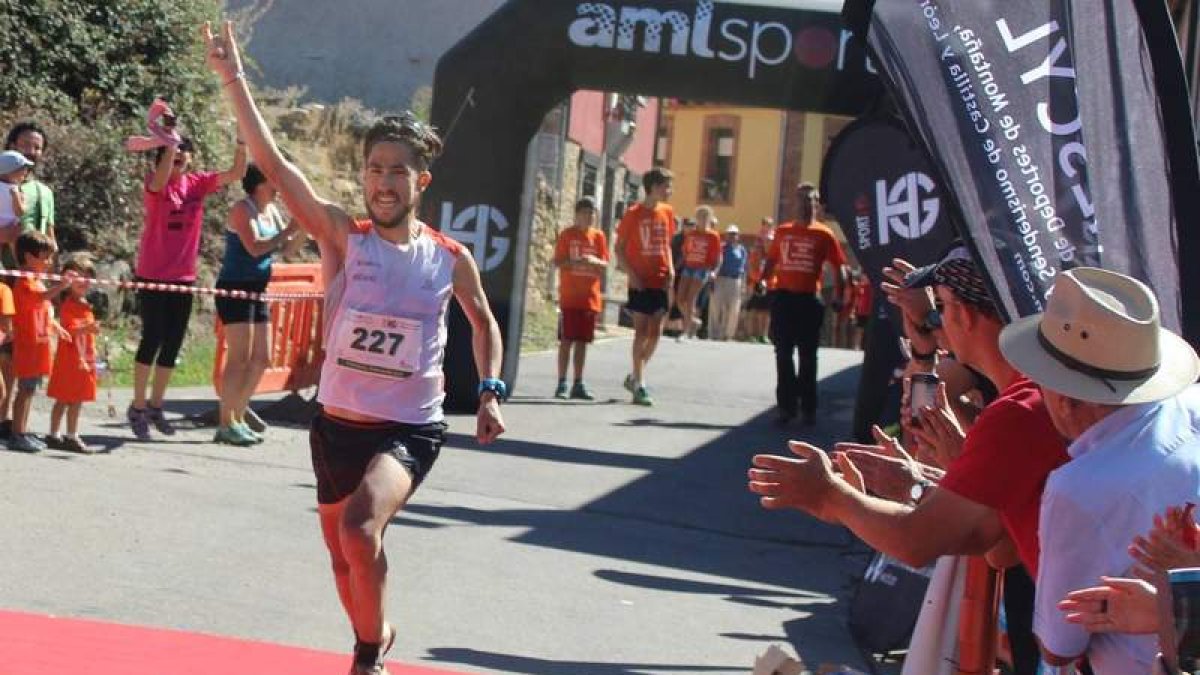 Pablo Villa celebra en la línea de meta su triunfo y de paso el título de campeón autonómico.