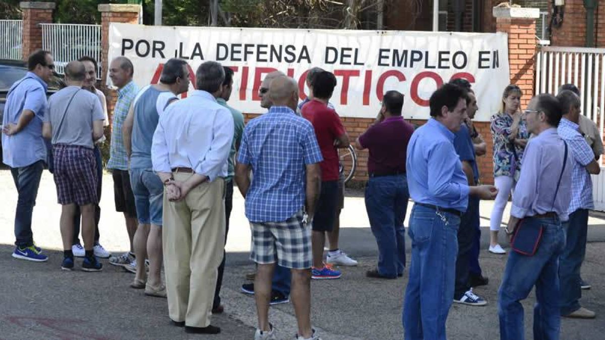 Trabajadores de Antibióticos, días atrás, junto a la entrada de la fábrica.
