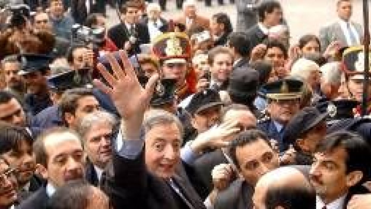 Amigo de romper el protocolo para acercarse a la gente, Kirchner enloquece a sus acompañantes