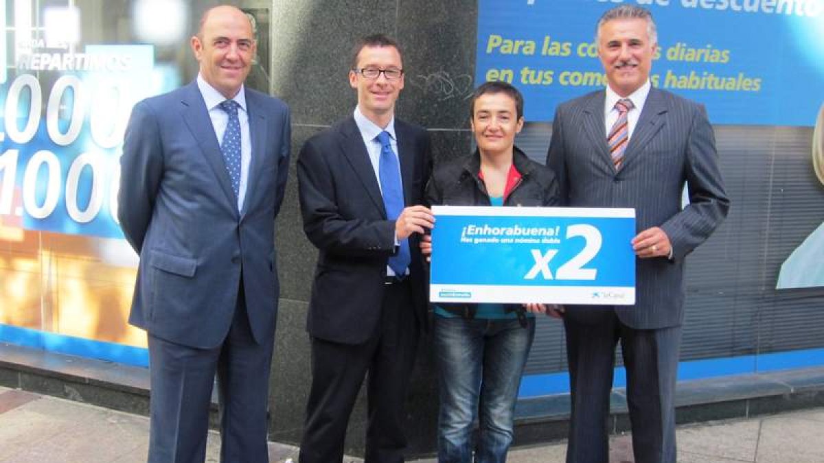 La agraciada, recibiendo su premio.